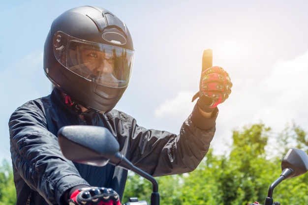 motociclista usando casco
